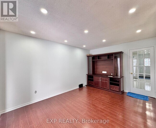 1 Oaklea Blvd in Brampton, ON - Building Photo - Building Photo