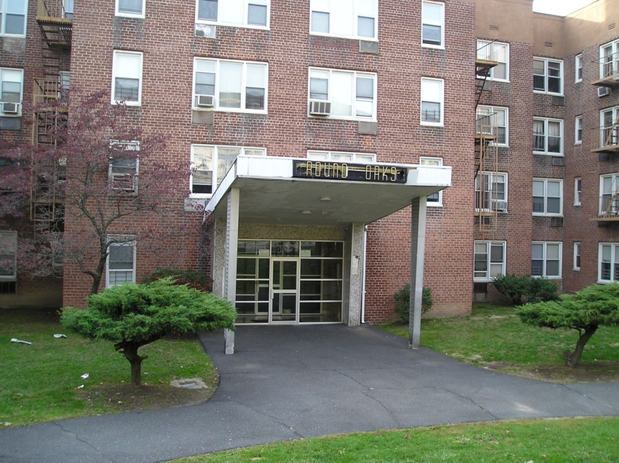 Round Oaks Apartments in Yonkers, NY - Foto de edificio