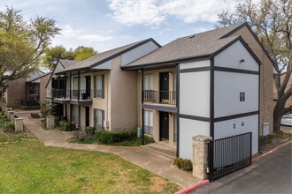 Lakeridge Heights in Dallas, TX - Building Photo - Building Photo