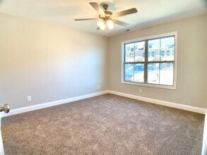 1000 Henry Pl Blvd-Unit -403, Clarksville, TN 37042 in Clarksville, TN - Foto de edificio - Building Photo