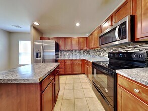405 Crystal Oaks Ln in Moncks Corner, SC - Foto de edificio - Building Photo