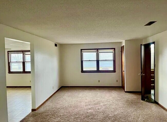 814 Cedar River Dr, Unit A in Waverly, IA - Foto de edificio - Building Photo