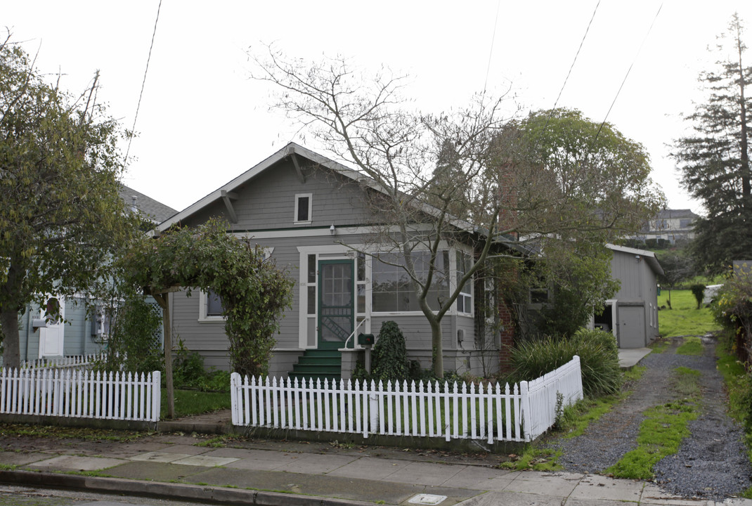 806 6th St in Petaluma, CA - Building Photo