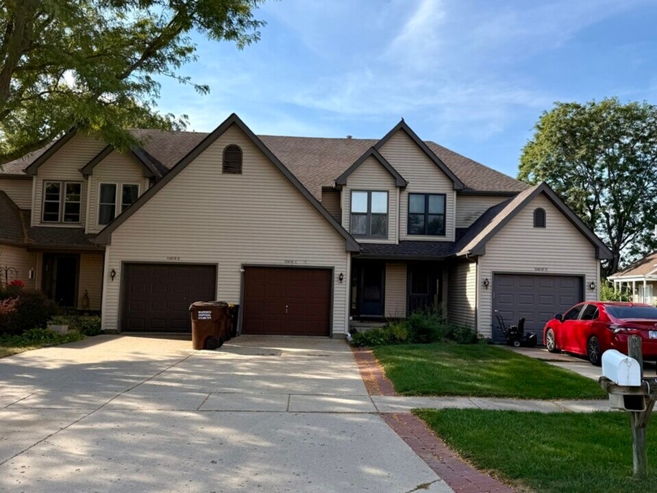 11409 Douglas Ave in Huntley, IL - Building Photo