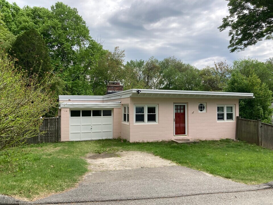 10 Phelps Ln in Deep River, CT - Building Photo