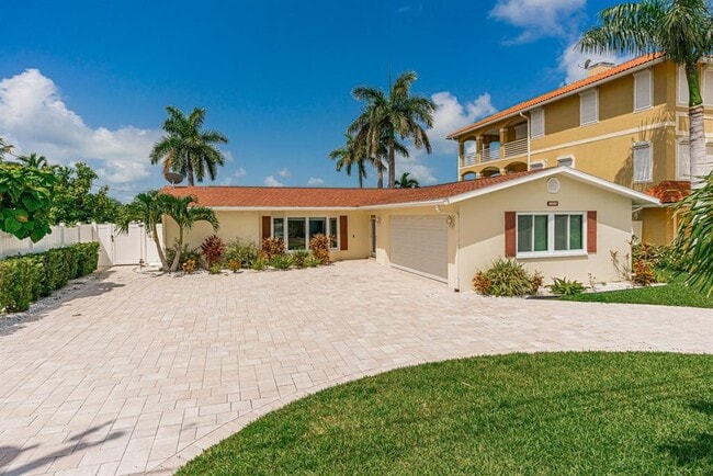 11240 7th St E in Treasure Island, FL - Building Photo - Building Photo