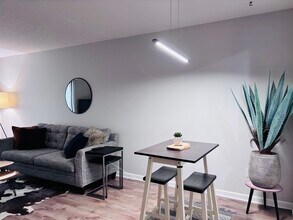 551 Courtwood Ln, Unit #5 in Hendersonville, NC - Foto de edificio - Building Photo