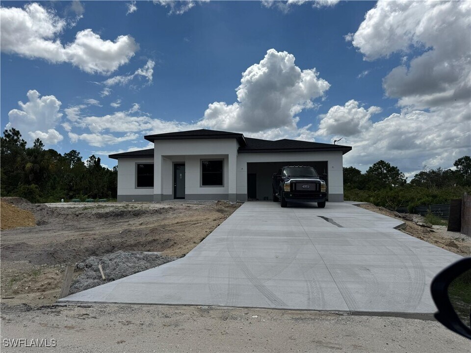 517 Johns Ave in Lehigh Acres, FL - Building Photo