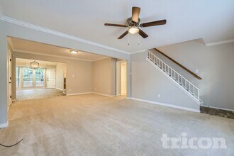 606 Shelmar Dr, Unit 301 in Euless, TX - Foto de edificio - Building Photo