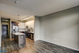 851 W Grand Ave, Unit 404 in Chicago, IL - Foto de edificio - Building Photo