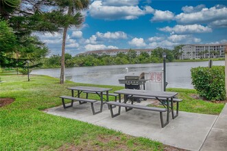 3658 Lake Bayshore Dr in Bradenton, FL - Building Photo - Building Photo