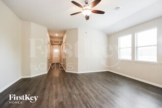 6197 White Oak Leaf Lp in Cut And Shoot, TX - Foto de edificio - Building Photo