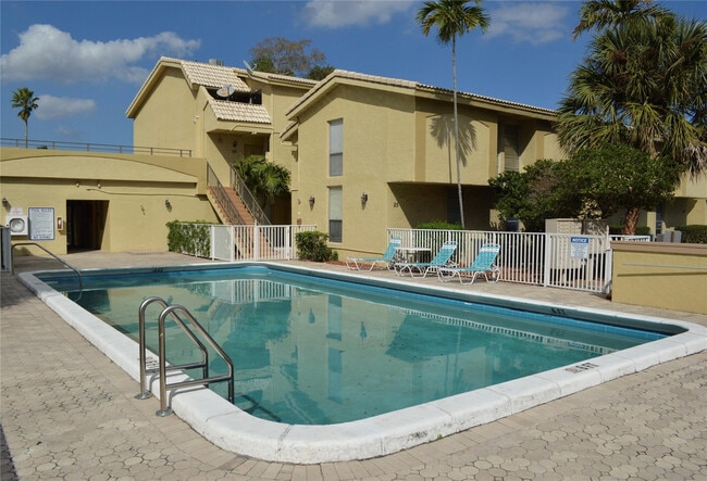 8401 W Sample Rd in Coral Springs, FL - Building Photo - Building Photo