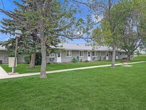 Holiday Village in Devils Lake, ND - Foto de edificio - Building Photo