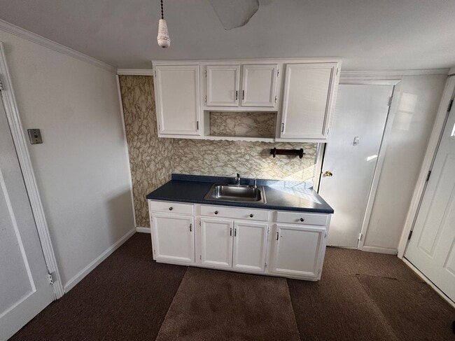 651 Carlls Path in Deer Park, NY - Foto de edificio - Building Photo