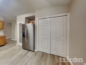 8256 Creek Hollow Ct in Jacksonville, FL - Foto de edificio - Building Photo