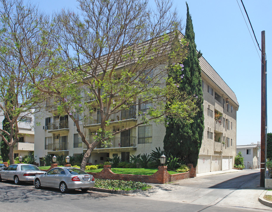 320 S Clark Dr in Los Angeles, CA - Building Photo