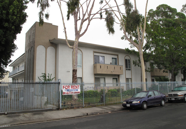 New Haven Manor in Sun Valley, CA - Building Photo - Building Photo