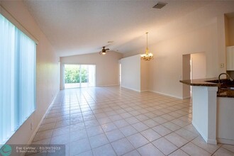 4378 Dogwood Cir in Weston, FL - Building Photo - Building Photo