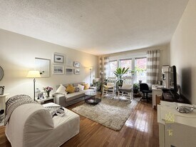 44A St Paul St, Unit 1 in Brookline, MA - Building Photo