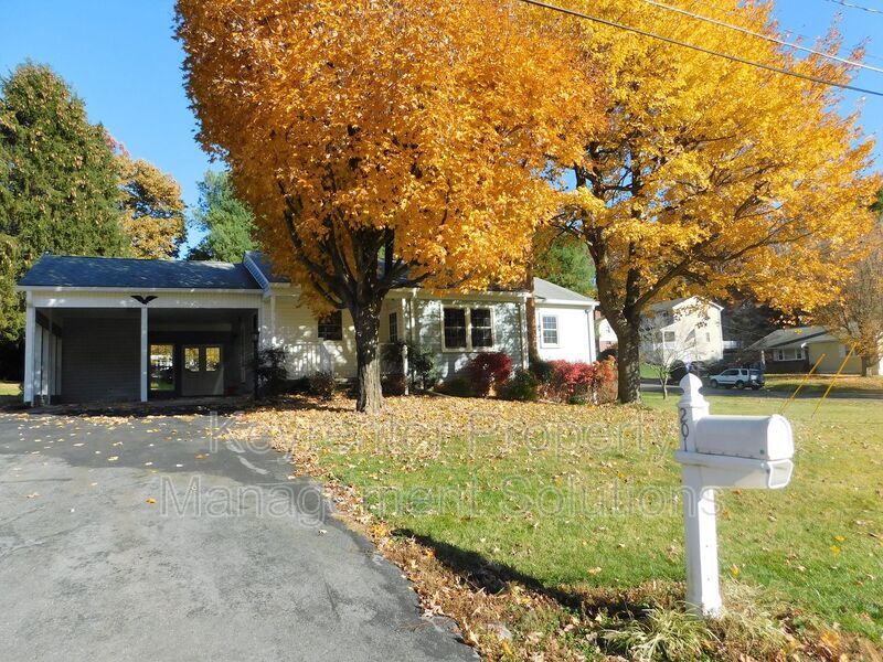 201 Robinhood Rd in Staunton, VA - Building Photo