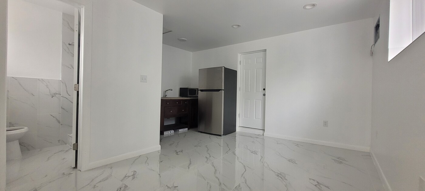 6521 Mayo St, Unit Apt B in Hollywood, FL - Building Photo