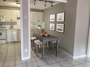 151 King St, Unit 202 in Franklin, MA - Foto de edificio - Building Photo