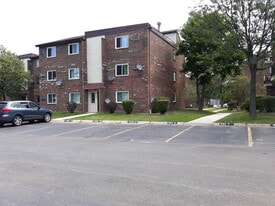 490 Pleasant Run Dr in Wheeling, IL - Building Photo