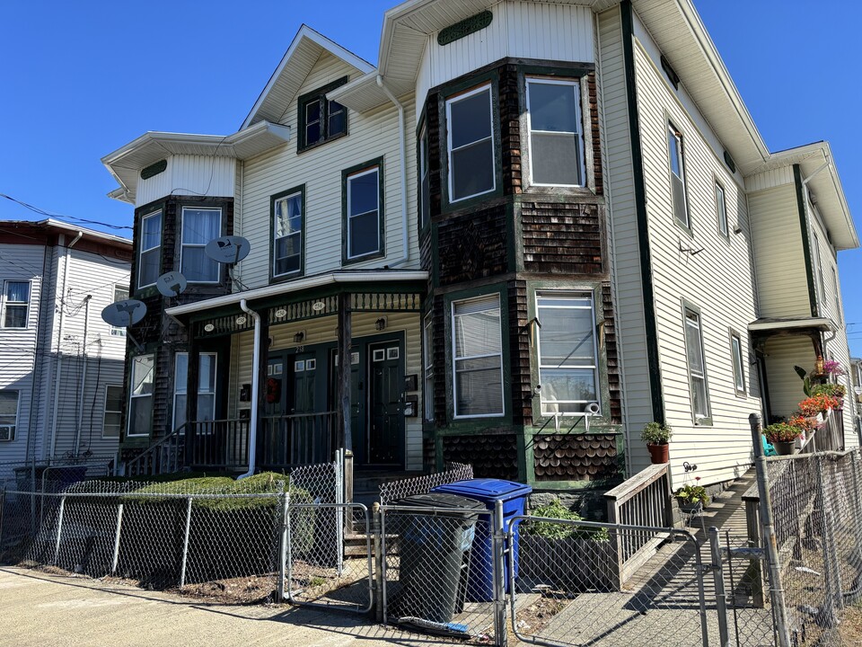 236 Brooks St-Unit -236 in Bridgeport, CT - Building Photo