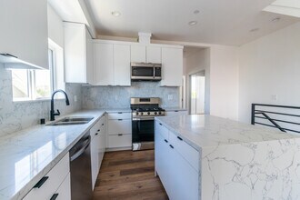 4507 1/4 W 18th St in Los Angeles, CA - Building Photo - Building Photo