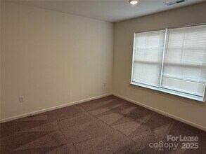 2525 Oakdale Rd in Charlotte, NC - Building Photo - Building Photo