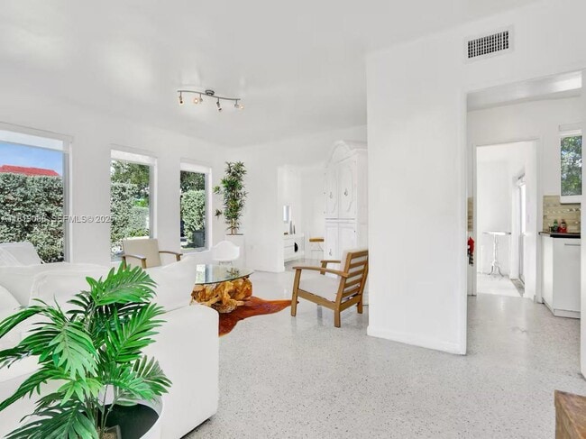 7537 W Treasure Dr in North Bay Village, FL - Foto de edificio - Building Photo