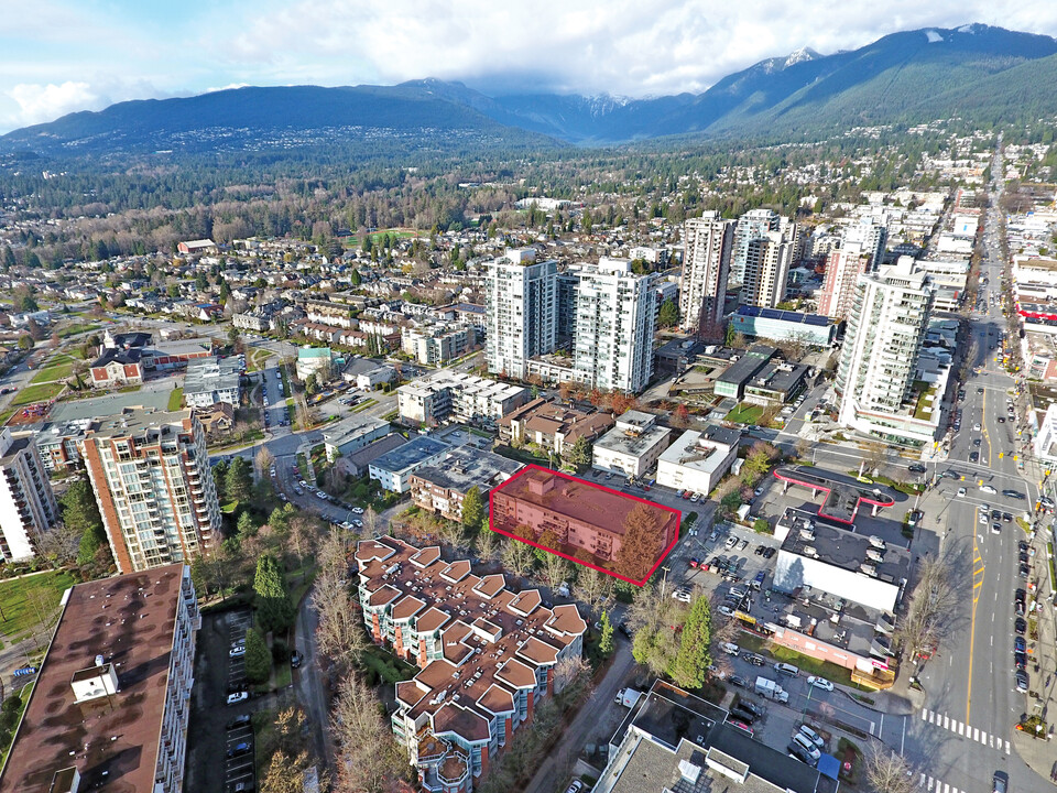 Red Lion Apartments in North Vancouver, BC - Building Photo