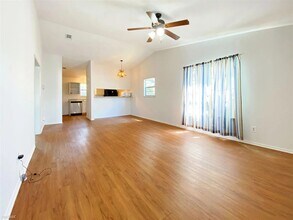 1604 Mill St, Unit 1604 #B in San Marcos, TX - Foto de edificio - Building Photo