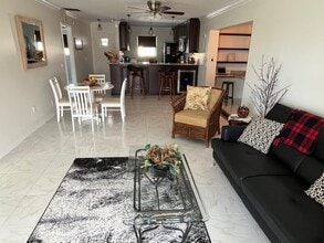 1490 Memoli Ln in Ft. Myers, FL - Foto de edificio - Building Photo