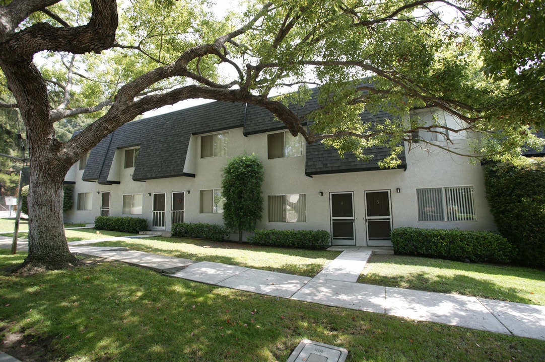 1963 Waltonia Dr in Montrose, CA - Foto de edificio