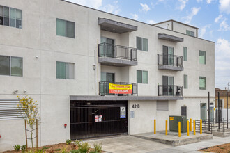 Kansas Complex in Los Angeles, CA - Foto de edificio - Building Photo