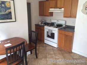 140 Brooks St, Unit 2 in Boston, MA - Foto de edificio - Building Photo