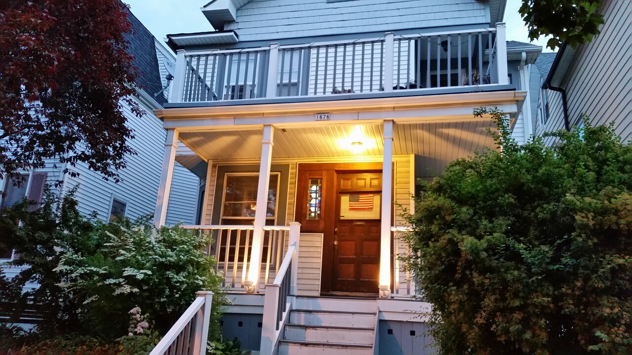 1676 N Astor St, Unit First Floor in Milwaukee, WI - Building Photo
