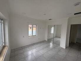 250 E 34th St in Hialeah, FL - Building Photo