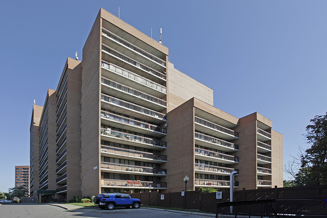 Wood Glen Estates in Mississauga, ON - Building Photo