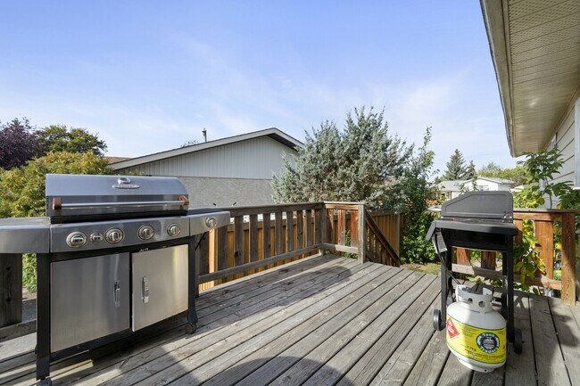 9451-65ave 65 Ave in Grande Prairie, AB - Building Photo - Building Photo