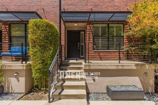 1322 E Sutter Walk in Sacramento, CA - Building Photo - Building Photo