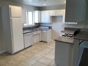 16421 Apple Valley Rd in Apple Valley, CA - Building Photo - Building Photo