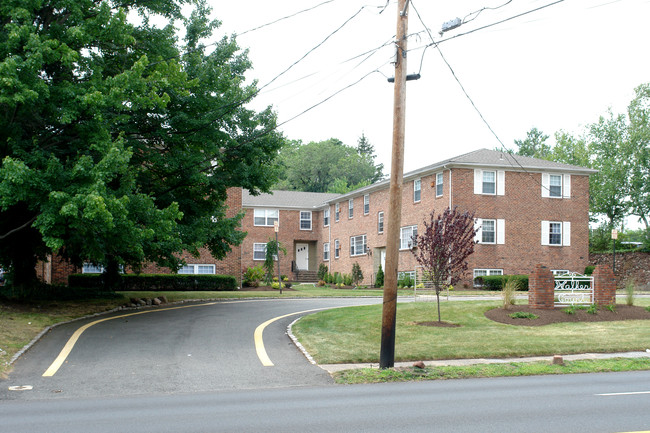 Walker Court in Springfield, NJ - Building Photo - Building Photo