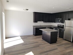 6925 Hardrock Ct in West Richland, WA - Building Photo - Building Photo