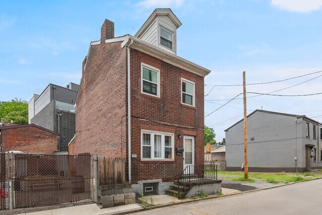 4840 Blackberry Way in Pittsburgh, PA - Building Photo - Building Photo