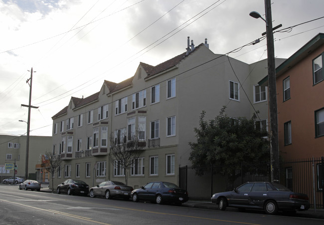 The Kensington Plaza in Oakland, CA - Building Photo - Building Photo