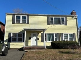 54 Hickory Rd in Port Washington, NY - Building Photo