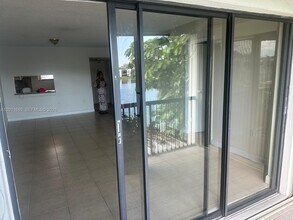 551 NW 107th Ave in Miami, FL - Building Photo - Building Photo